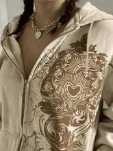 Kapuzenpullover mit Reißverschluss und Blumengrafik im Vintage-Stil